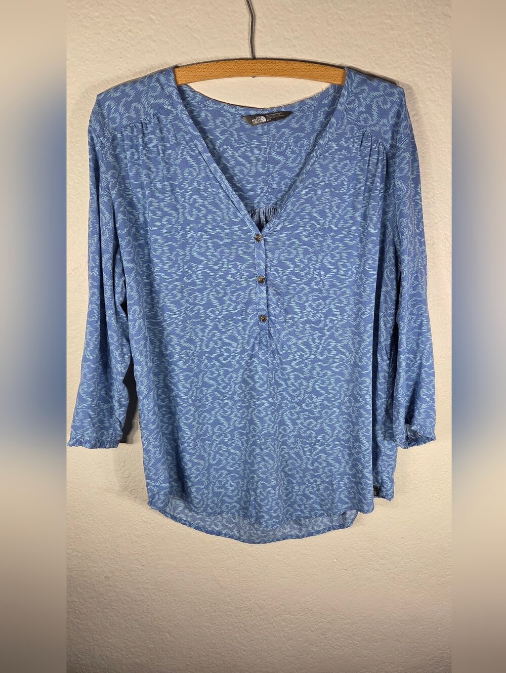 The North Face Blue Half Button Top Blouse Size L 3/4 Sleeve Viscose V-Neck
